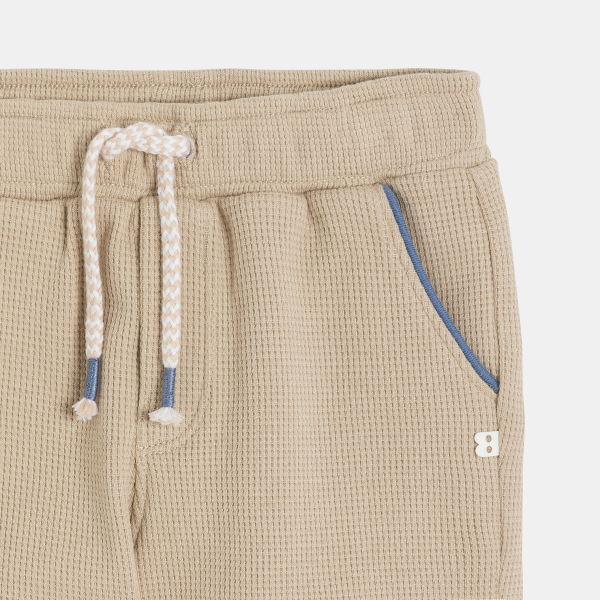 شورت قطني اللون بيج للولد الرضيع ومرسوم عليه خلية نحل 